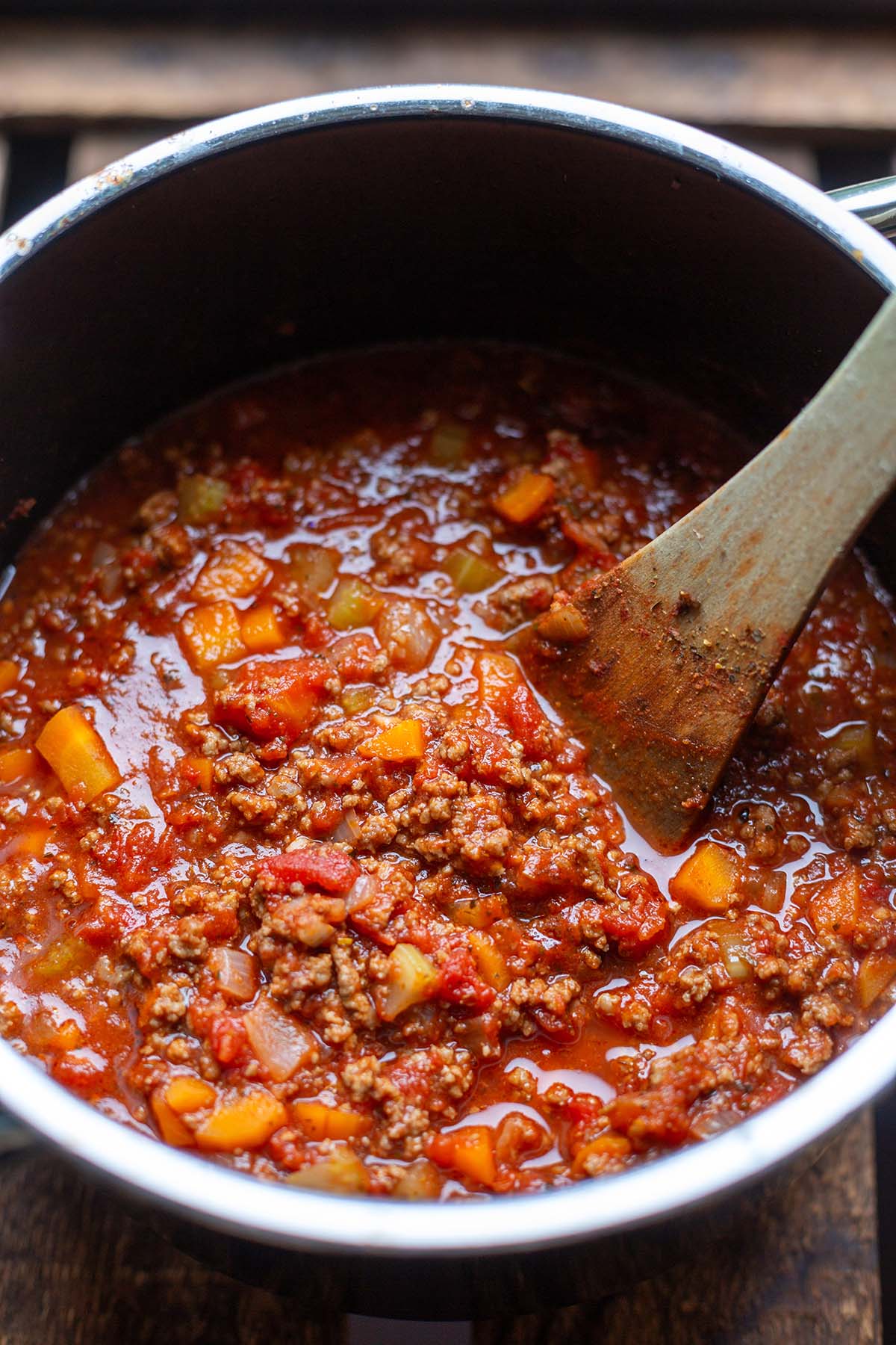 Die fertig gekochte Bolognese Sauce im Kochtopf.