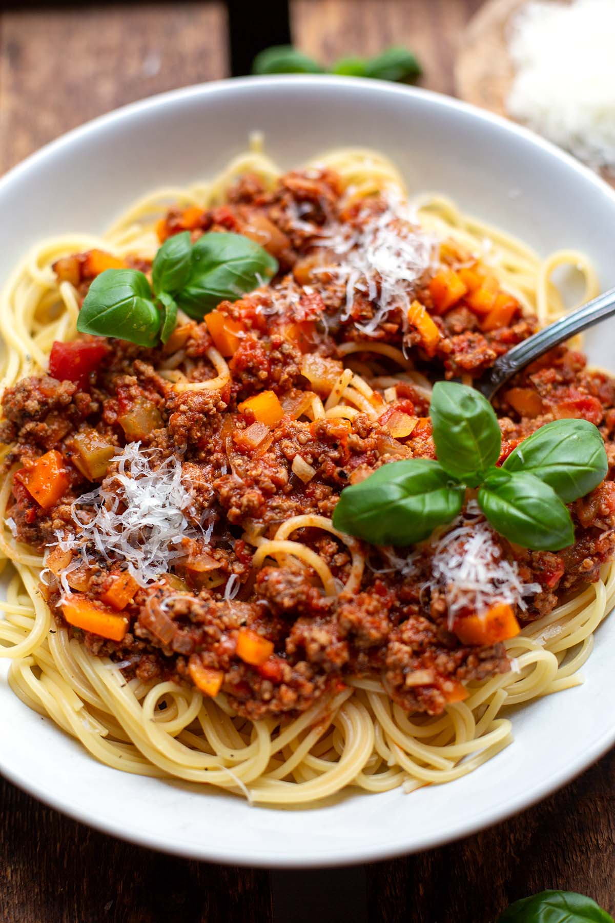 Eine große Portion Bolognese-Sauce mit Spaghetti, Parmesan und Basilikum