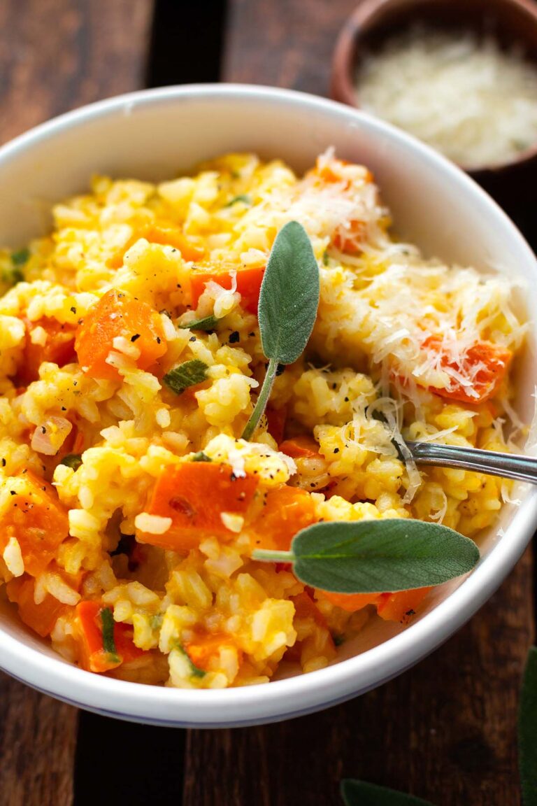 Kuerbisrisotto-mit-Salbei-und-Parmesan-in-der-Schuessel-1