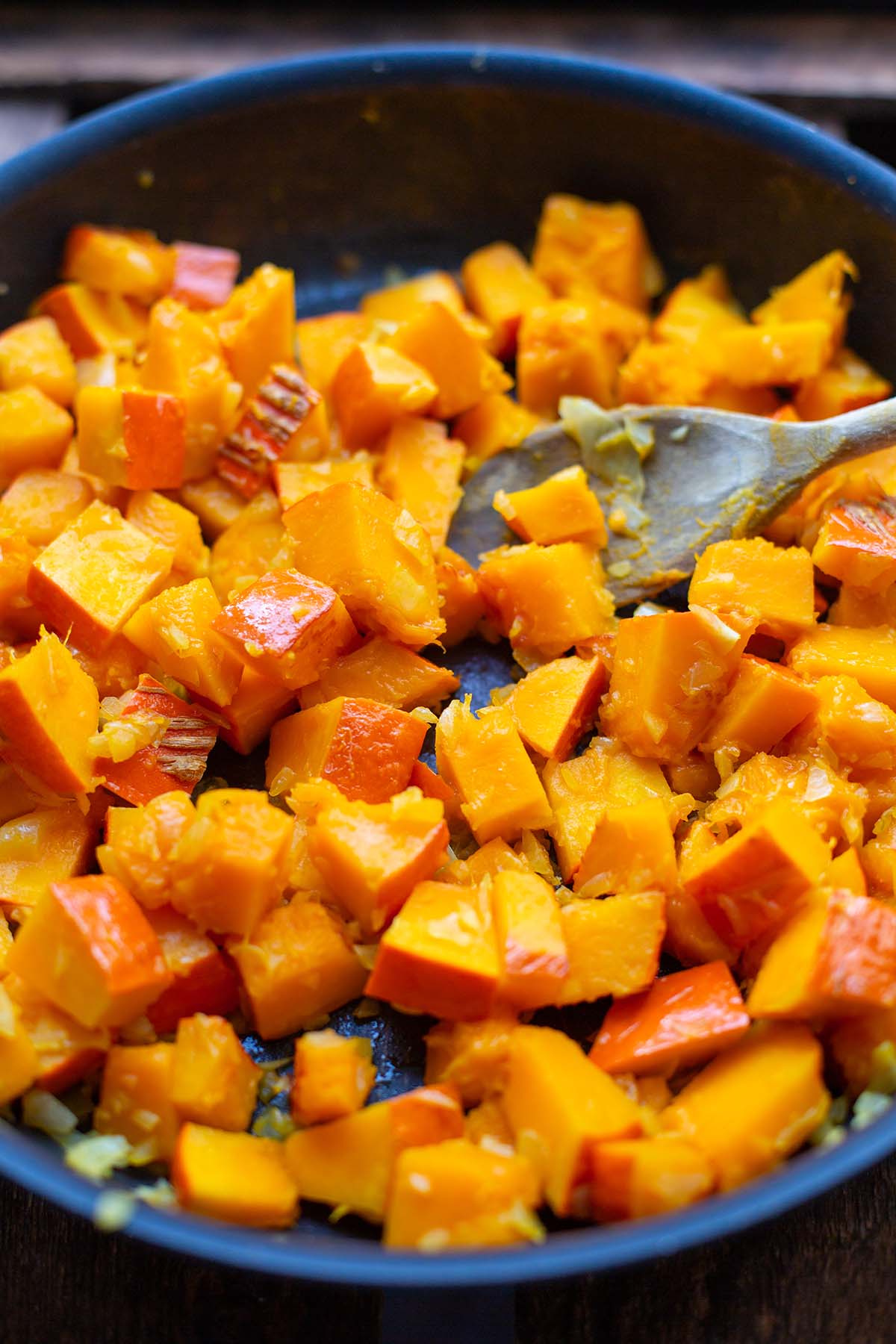 In der Pfanne gebratener Kürbis für Kürbis-Quiche