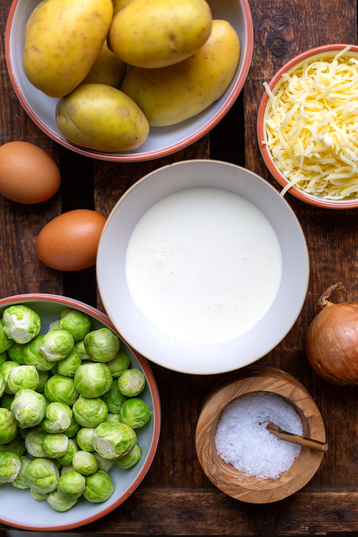 Rosenkohl-Auflauf mit Kartoffeln Zutaten: Kartoffeln, Rosenkohl, Sahne, Käse, Zwiebel und Eier