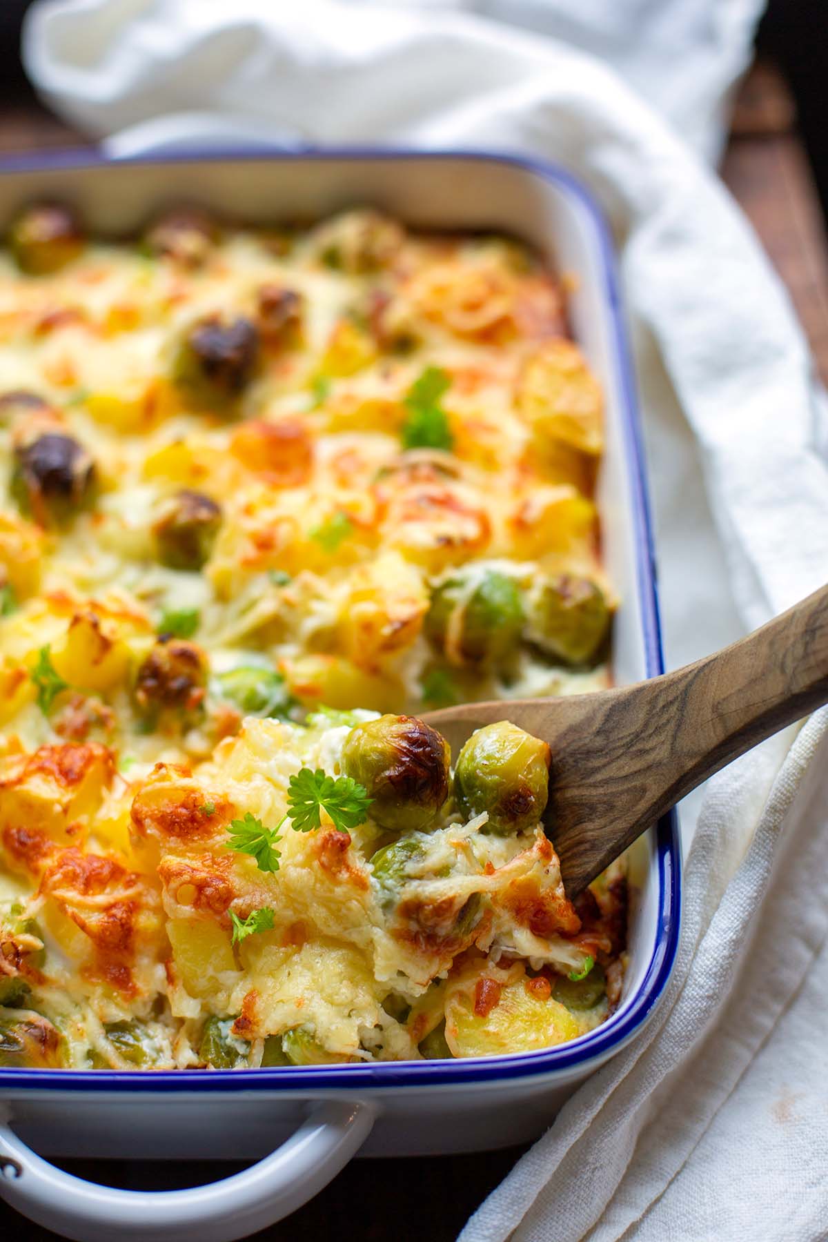 Rosenkohl-Auflauf mit Kartoffeln in Auflaufform