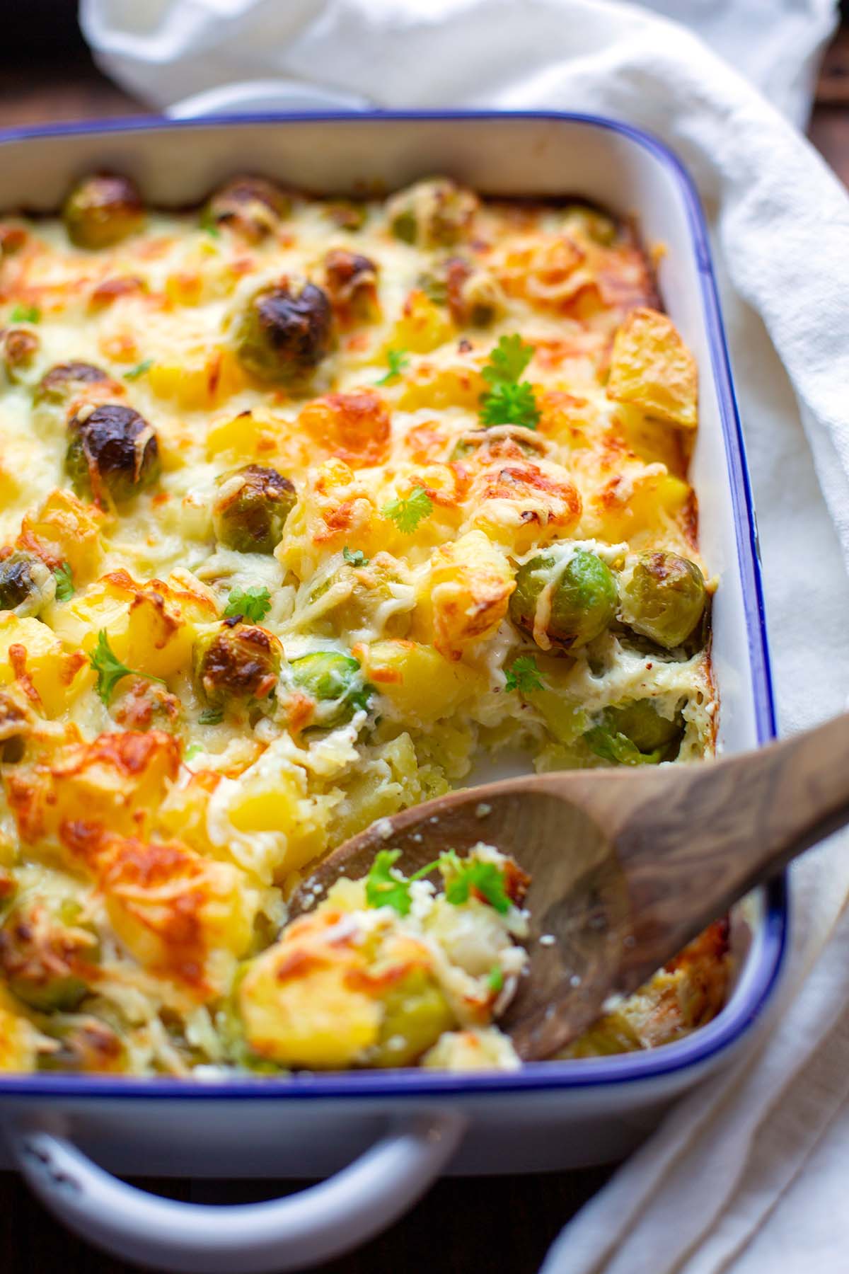 Rosenkohlauflauf mit Kartoffeln in einer Auflaufform