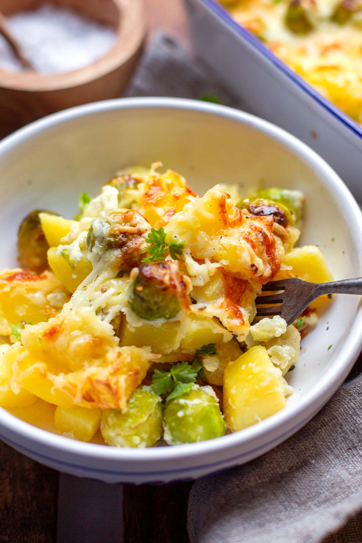 Rosenkohl-Auflauf mit Kartoffeln in Schüssel