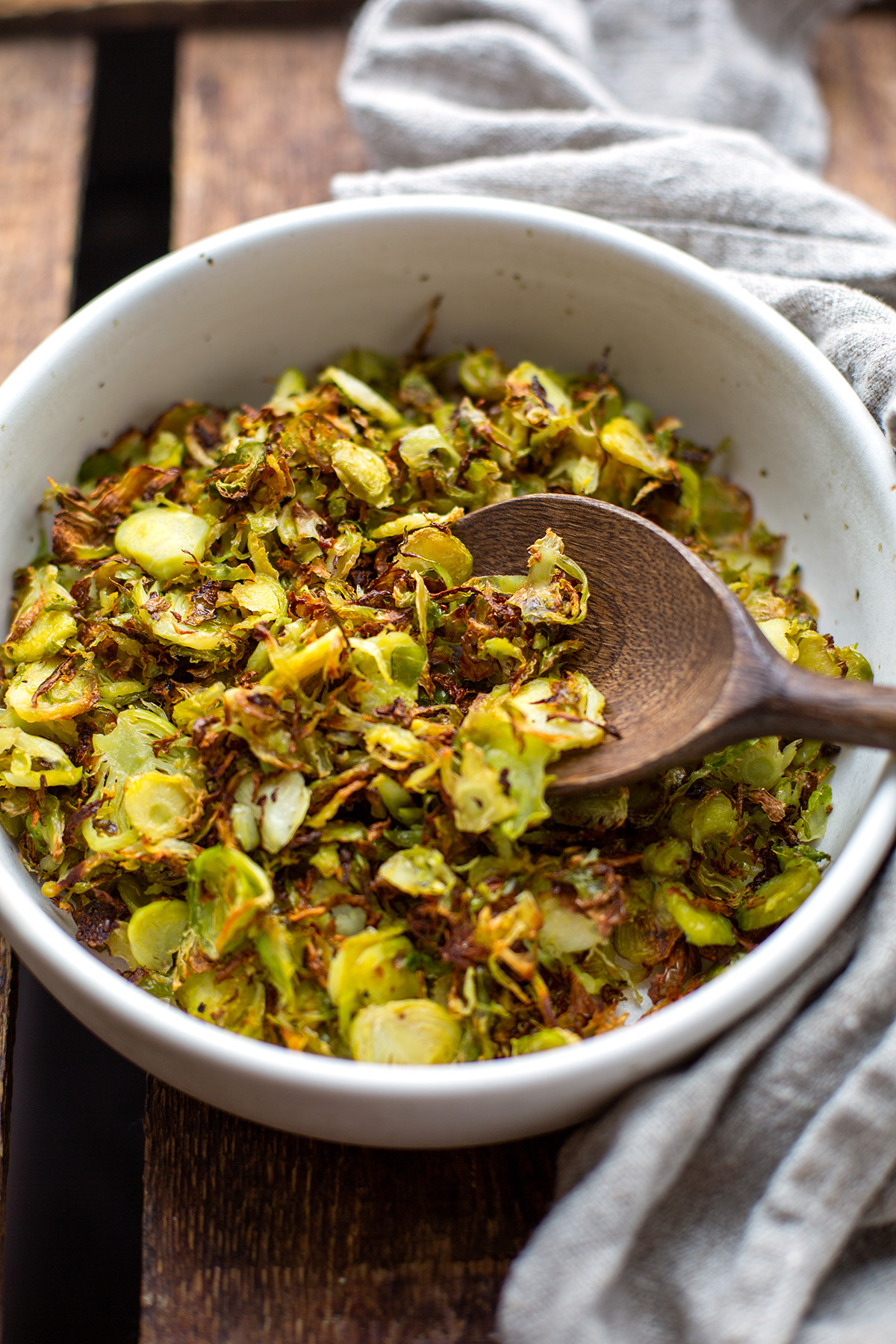 Rosenkohl aus dem Backofen, geröstet und in einer Schüssel serviert.