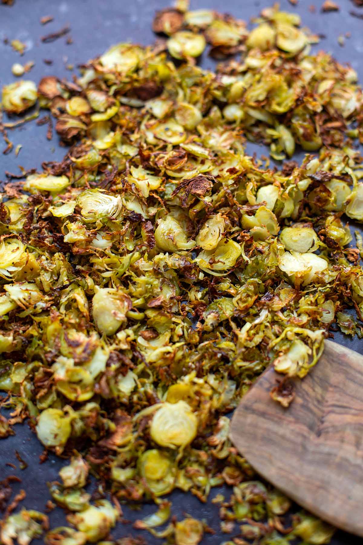 Knusprig gerösteter Rosenkohl aus dem Backofen auf einem Backblech