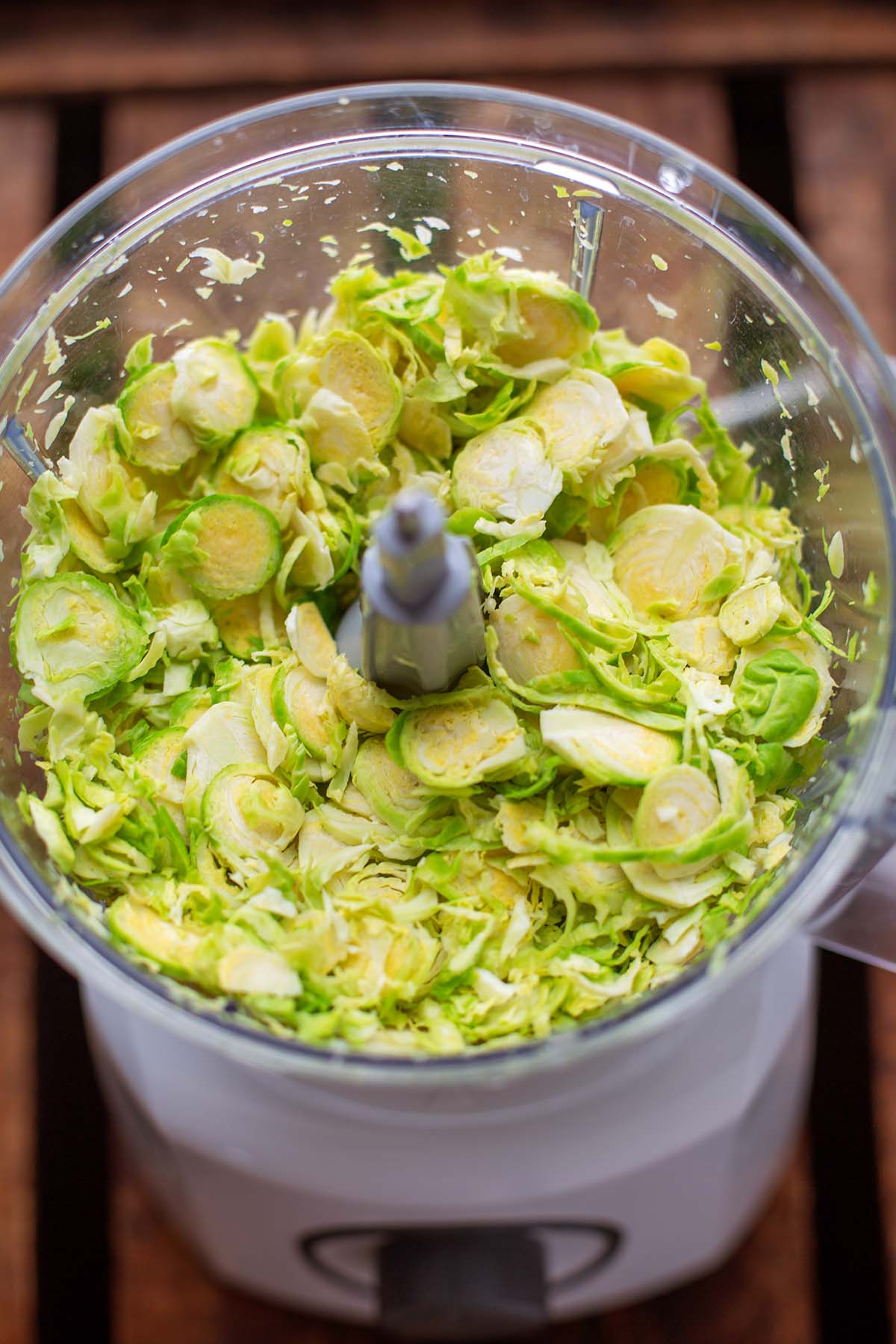 Gehobelter Rosenkohl in der Küchenmaschine