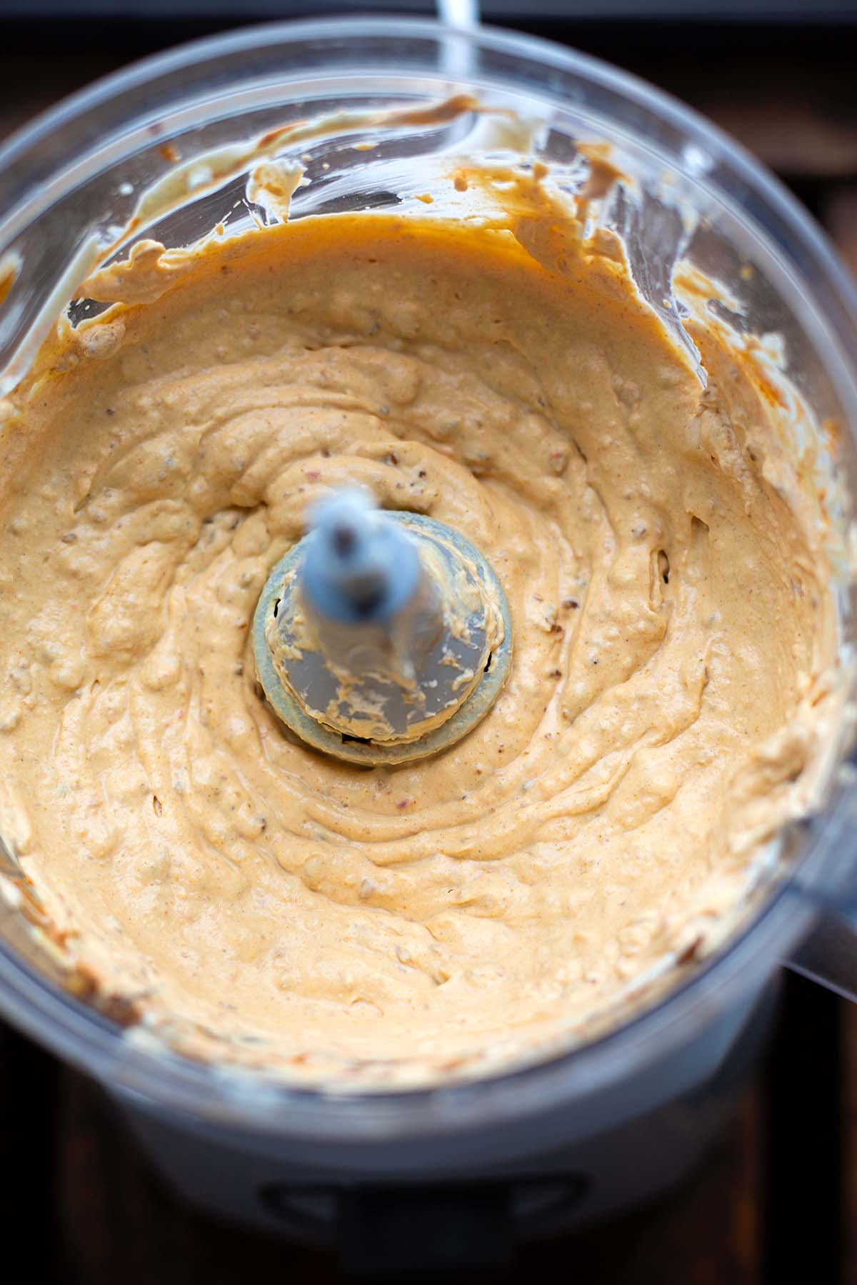 Dattel-Dip mit Curry in der Küchenmaschine, cremig gemixt