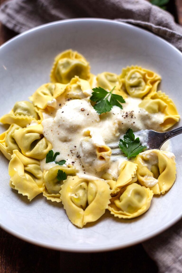 Käse-Sahne-Soße (schnell und einfach) Kaese-Sahne-Sosse-mit-Tortellini-selber-machen