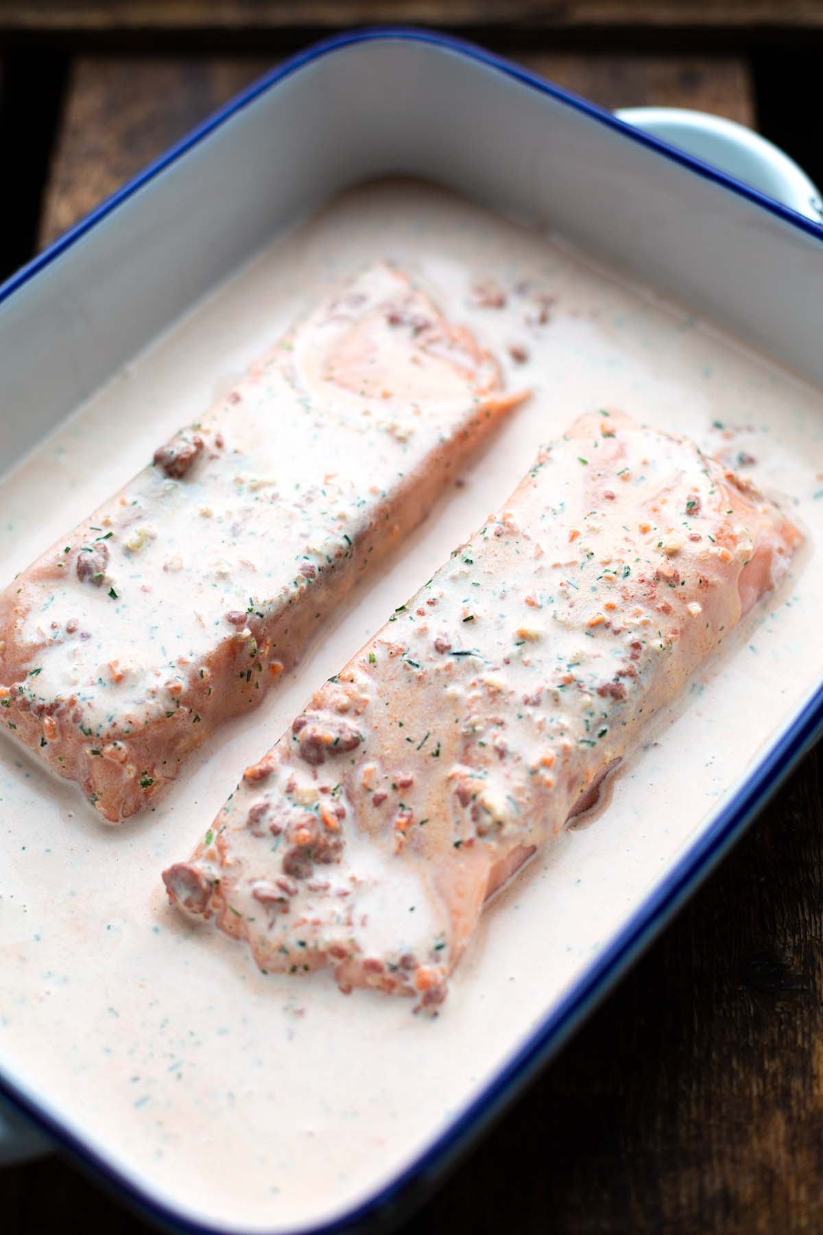 Lachs aus dem Ofen vor dem Backen in der Sauce.