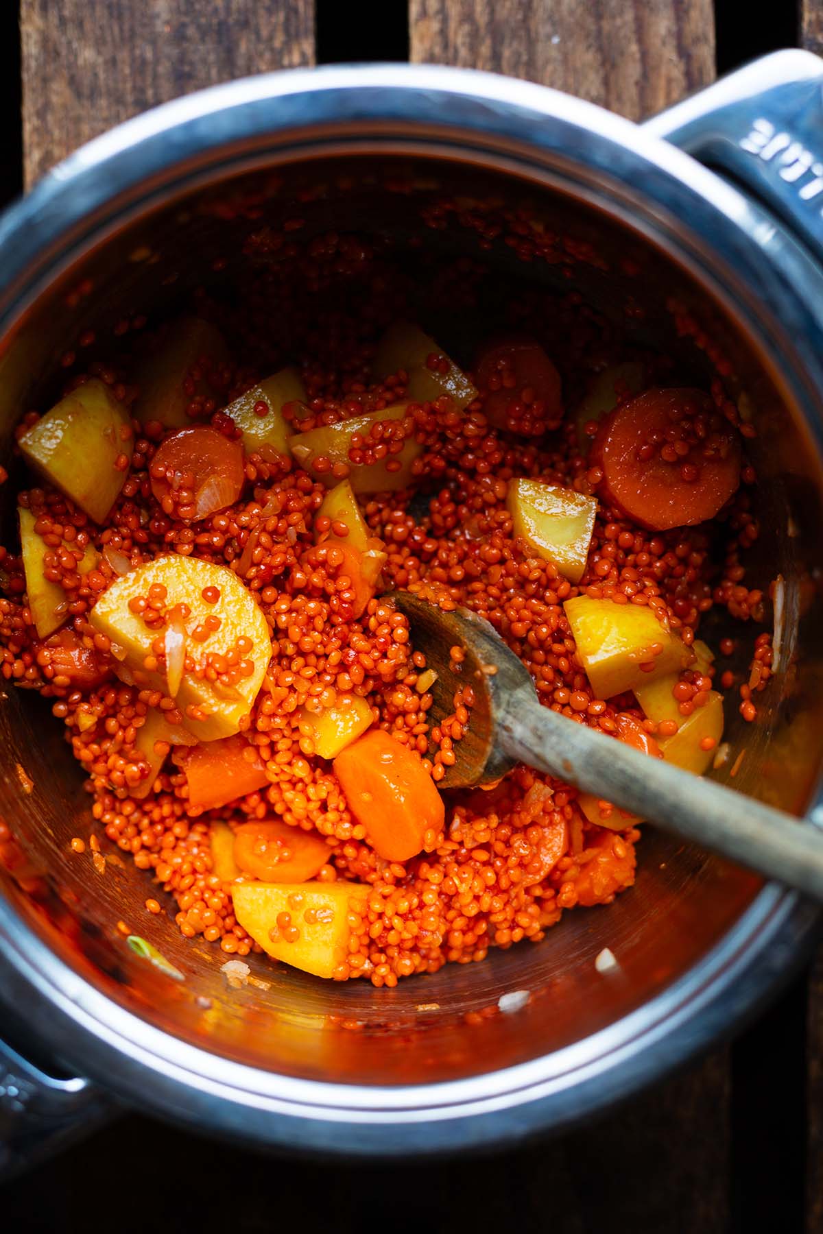 Die Zutaten für die Türkische Linsensuppe in einem Topf kurz angebraten.