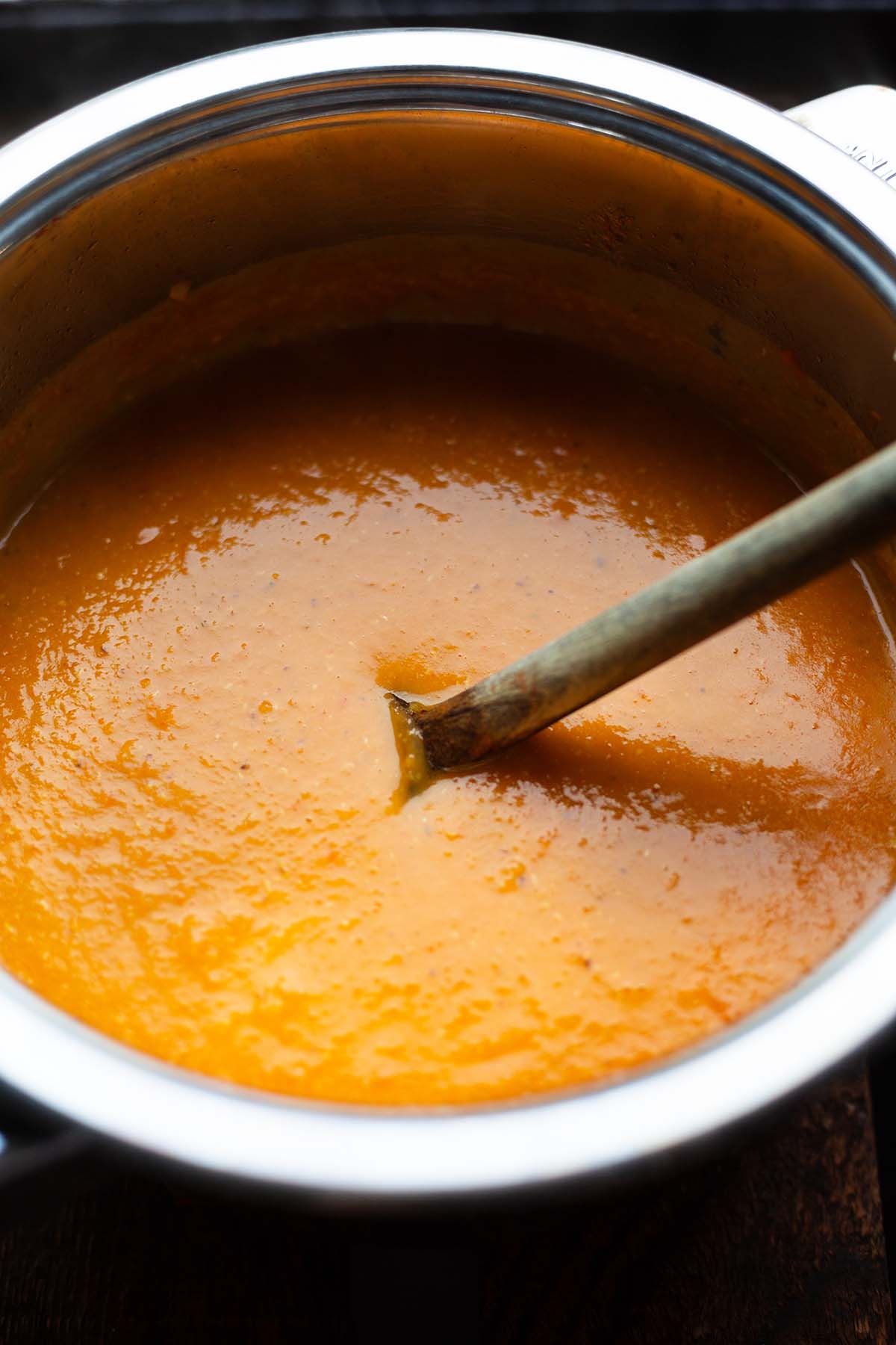 Die fertige Türkische Linsensuppe püriert im Topf.