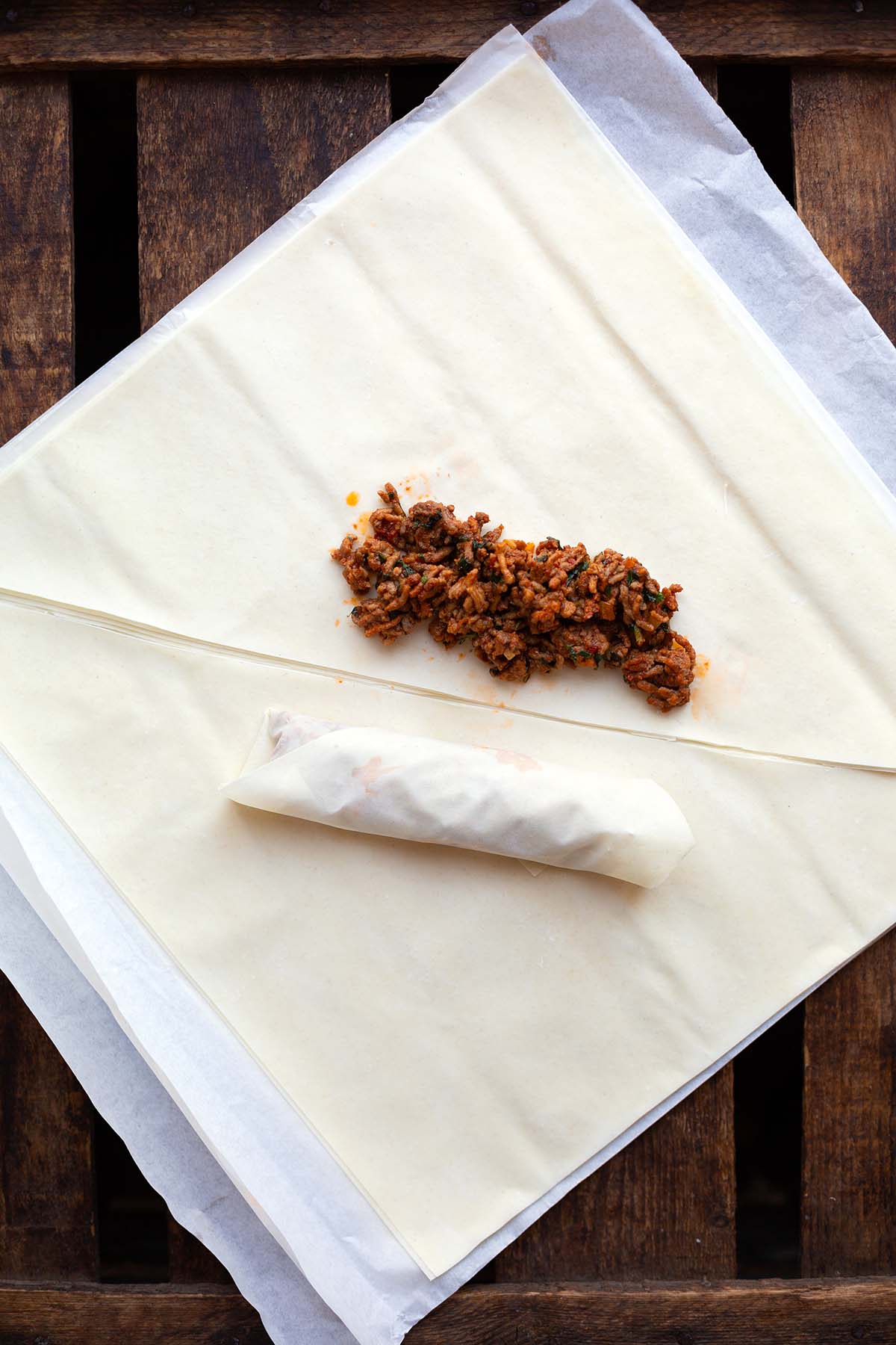 Die Sigara Börek mit Hackfleisch beim Füllprozess mit den Yufka-Teigplatten.