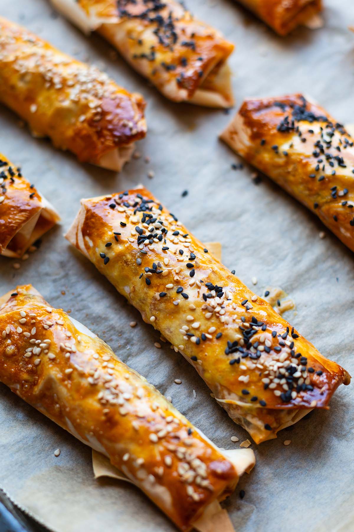 Börek mit Hackfleisch und Sesam bestreut fertig gebacken aus dem Ofen auf einem Backblech.