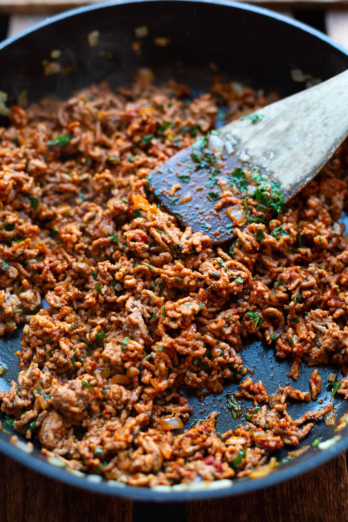Die Hackfleisch-Mischung als Füllung für die Börek in einer Pfanne.