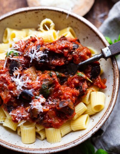 Pasta alla Norma in einer Schüssel mit Parmesan 2