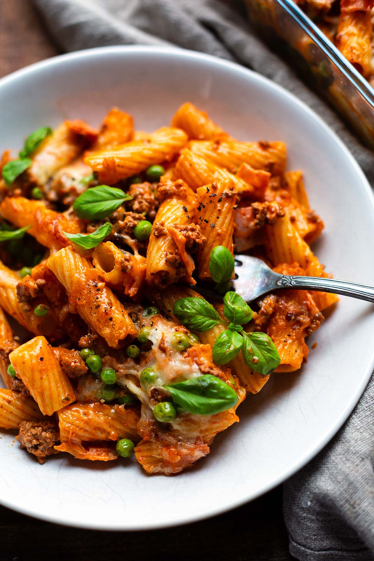 Rigatoni al Forno mit Käsekruste auf einem weißen Teller