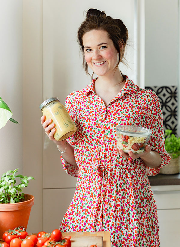 Mia Meal Prep leicht gemacht Kochbuch Warteliste Mia vom Kochkarussell mit Meal Prep Gerichten in der Hand in der Küche