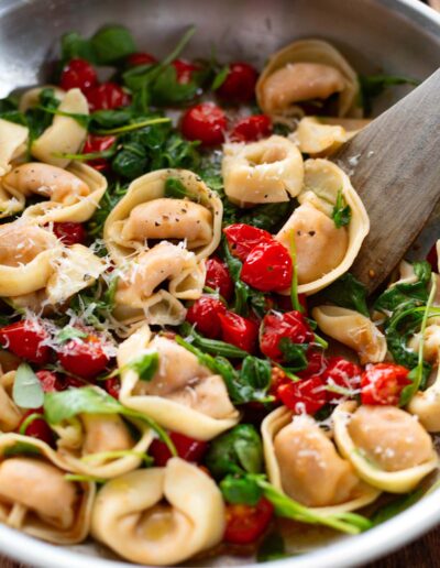 Vegetarische-Tortellini-Pfanne-in-einer-Pfanne