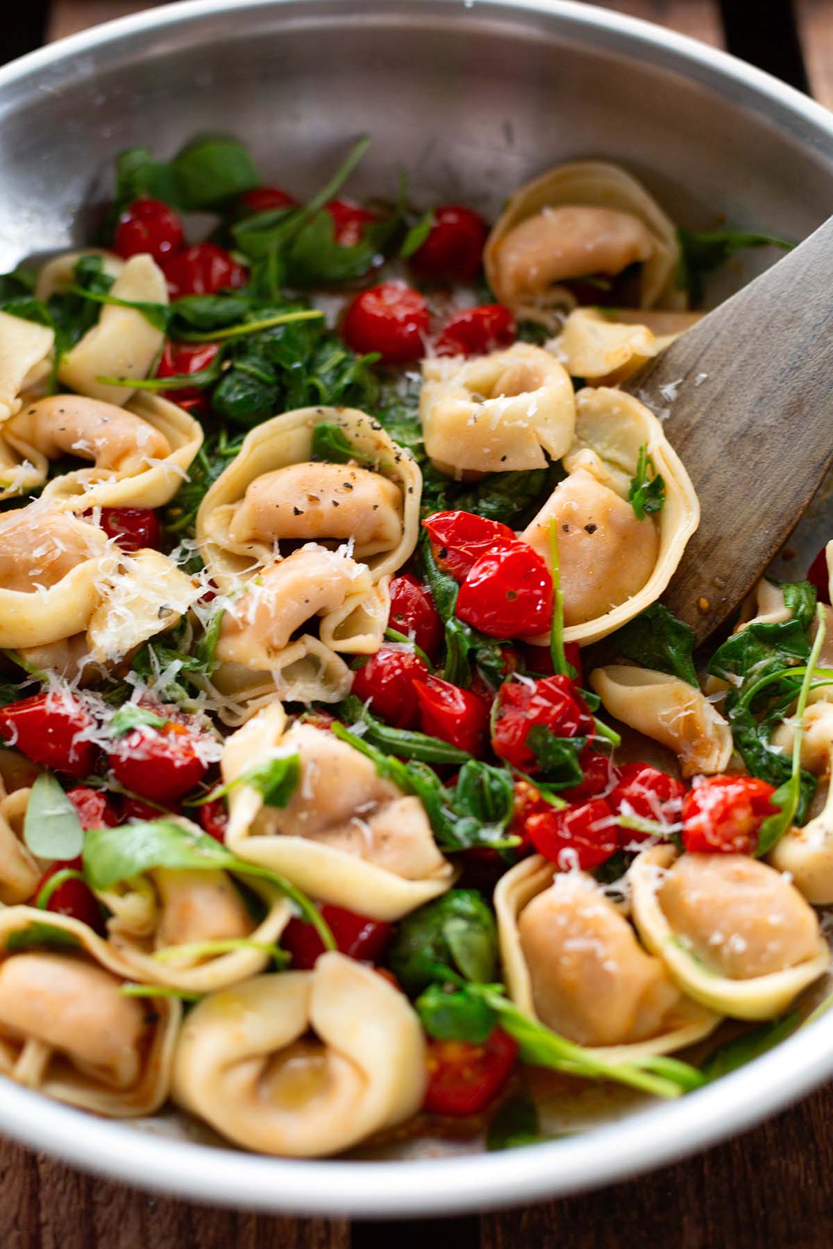 Vegetarische Tortellini-Pfanne mit Tomaten, Rucola und Parmesan