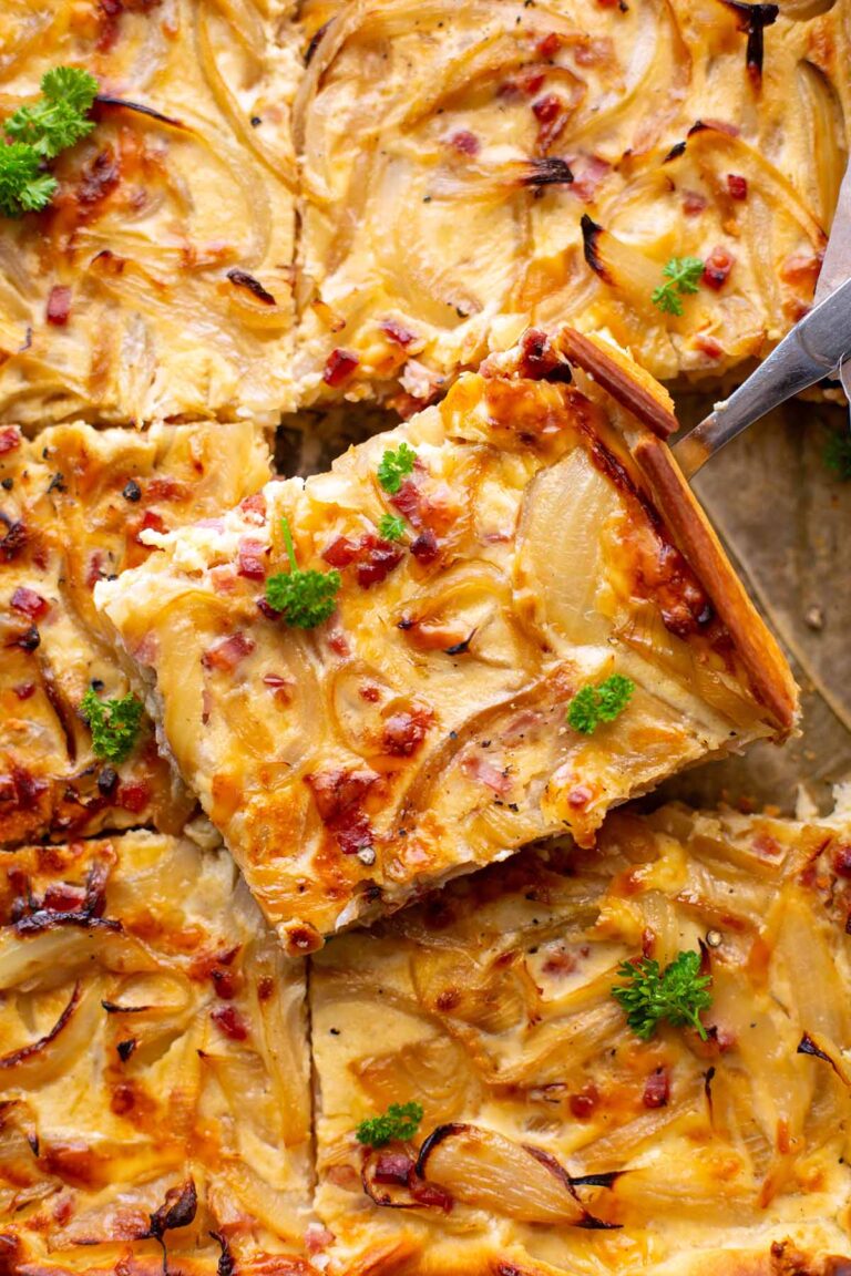 Zwiebelkuchen vom Blech (einfaches 20-Min Rezept) Zwiebelkuchen vom Blech Rezept 1