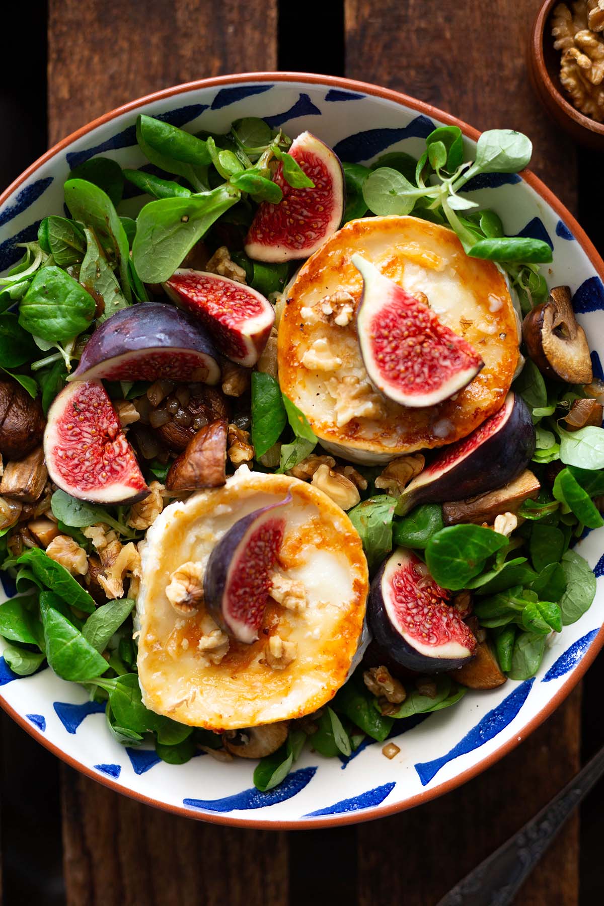 Fertiger Salat mit gebratenem Ziegenkäse in einer Schüssel.
