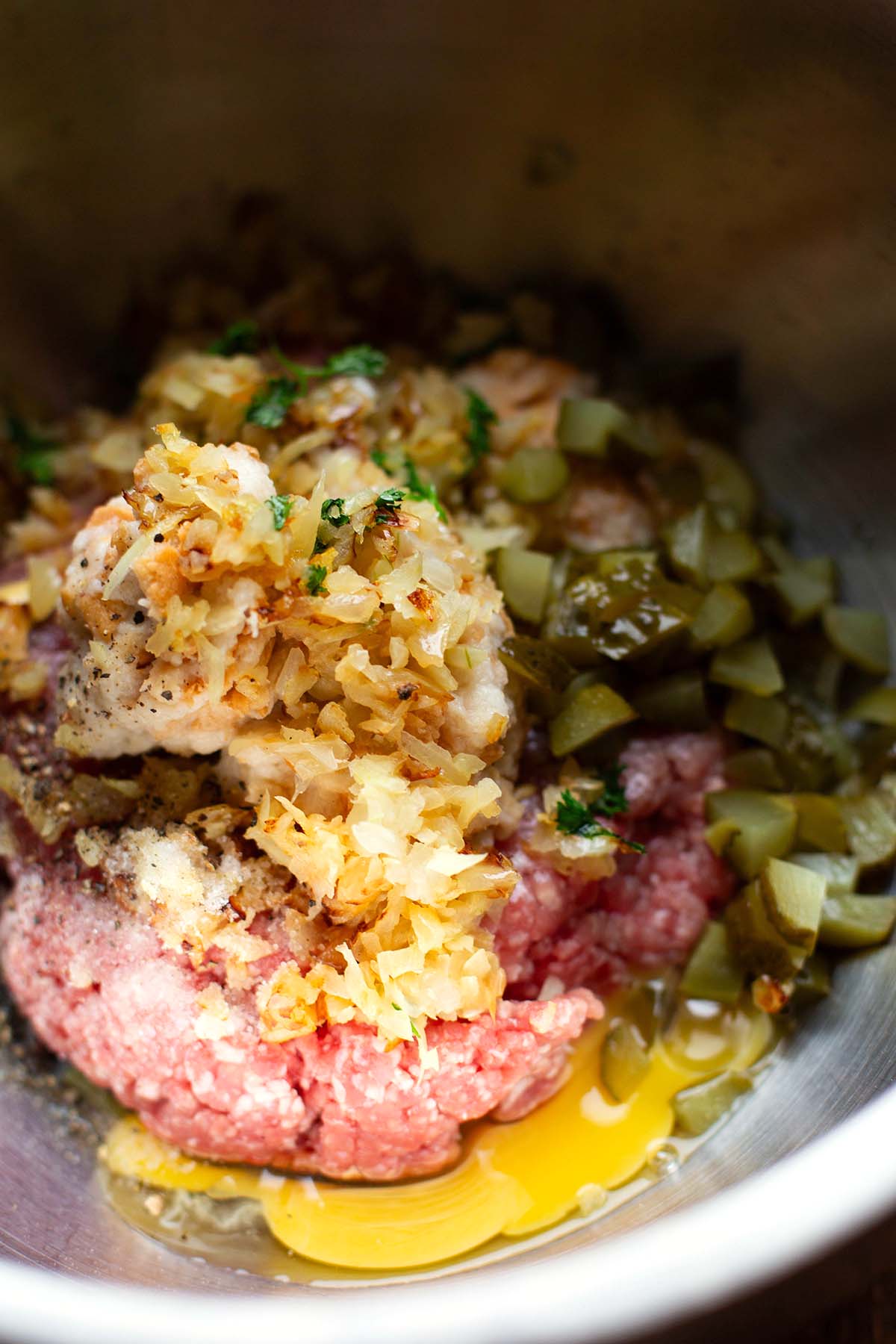 Fleischteig-Zutaten in einer Schüssel