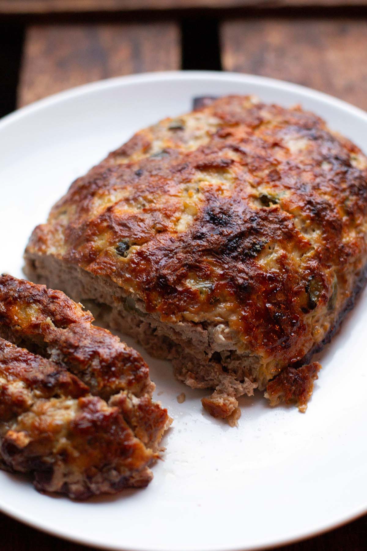 Aufgeschnittener Braten aus Hackfleisch nach dem Garen, knusprig und saftig