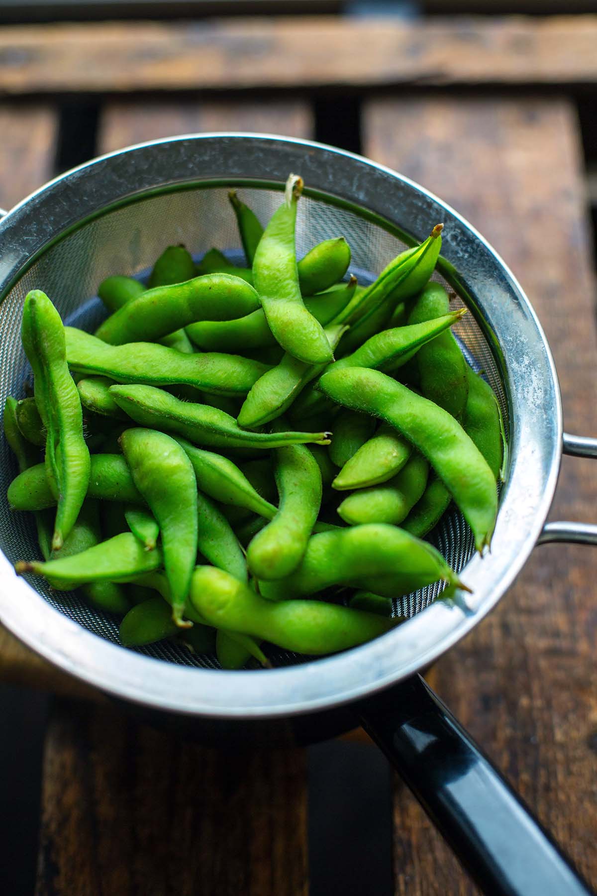 Gekochte Edamame in einem Sieb