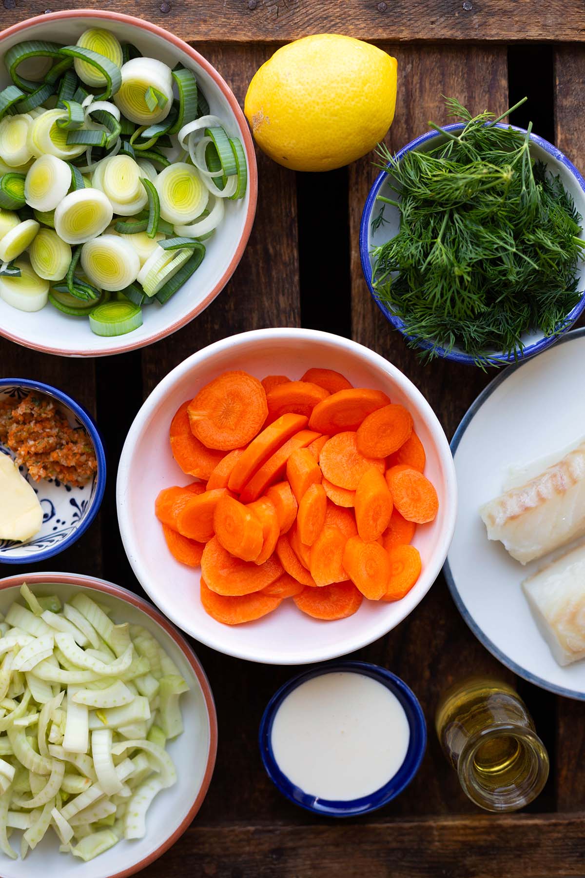 Zutaten für das Fischsuppe Rezept mit Gemüse: Karotten, Lauch, Fenchel, Zitrone, Dill, Kabeljau, Gemüsebrühe, Butter und Sahne.