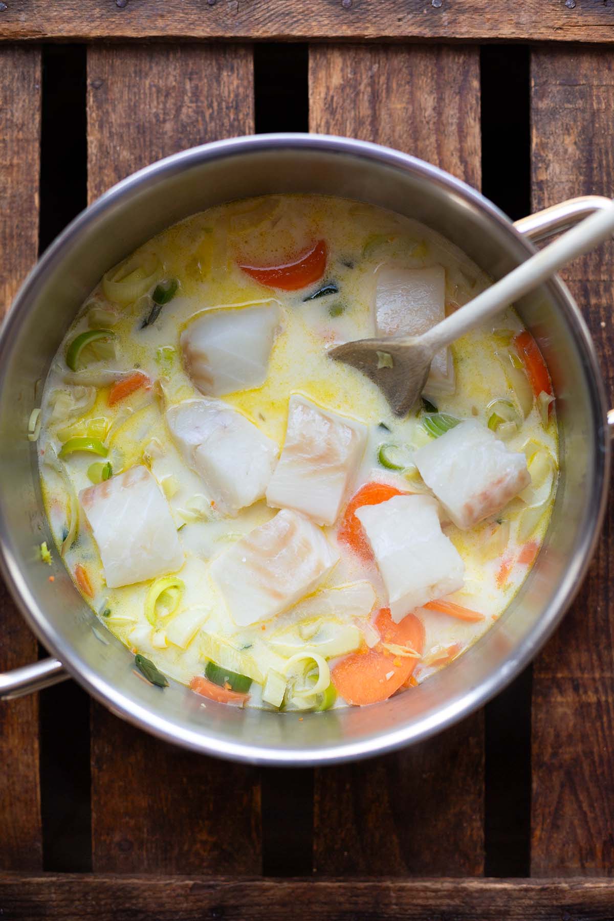 Fischsuppe mit Sahne und Kabeljaufilet in einem Topf