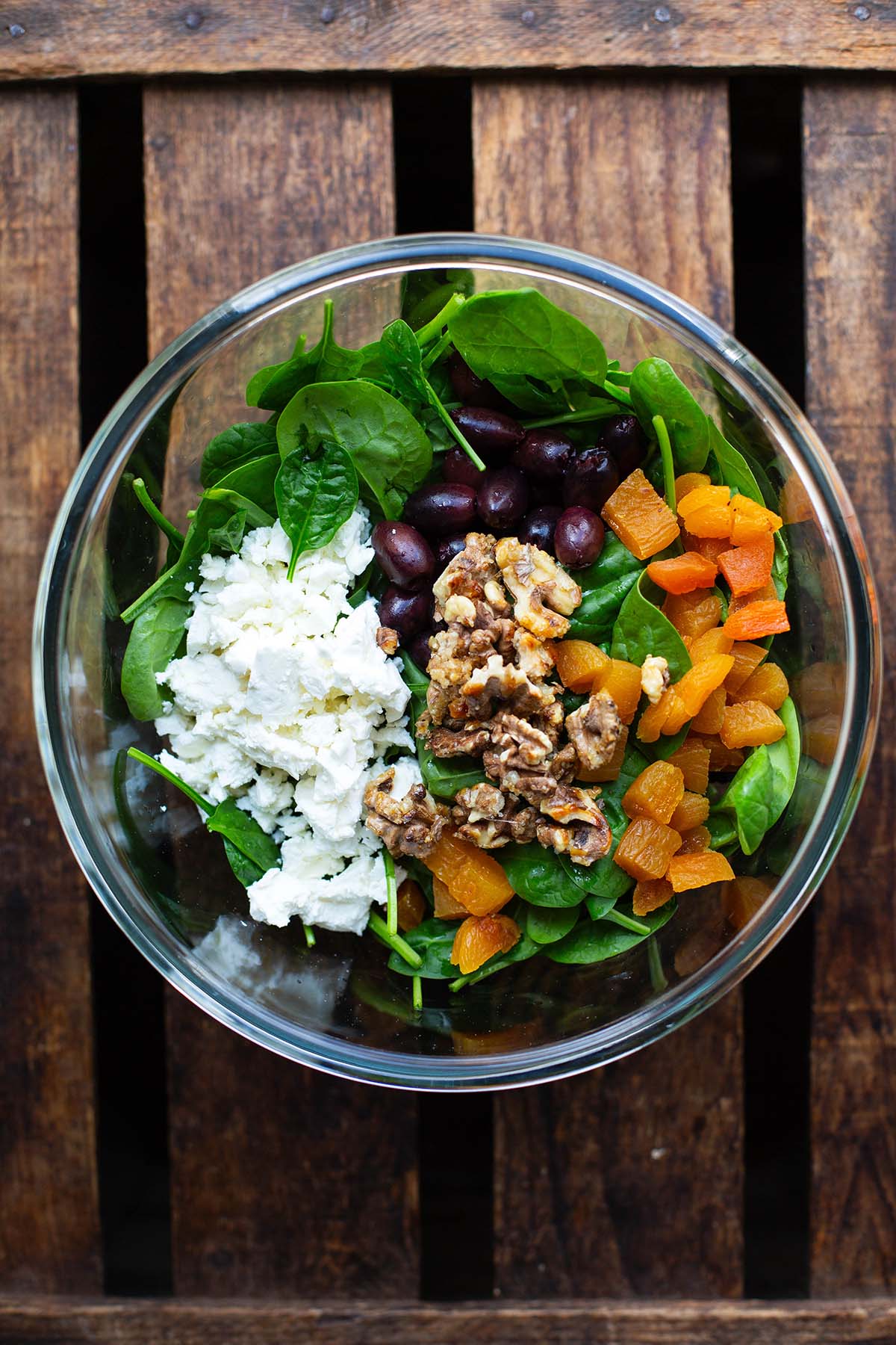 Alle Zutaten für den Spinatsalat in einer Schüssel. Noch nicht vermengt und ohne Dressing.