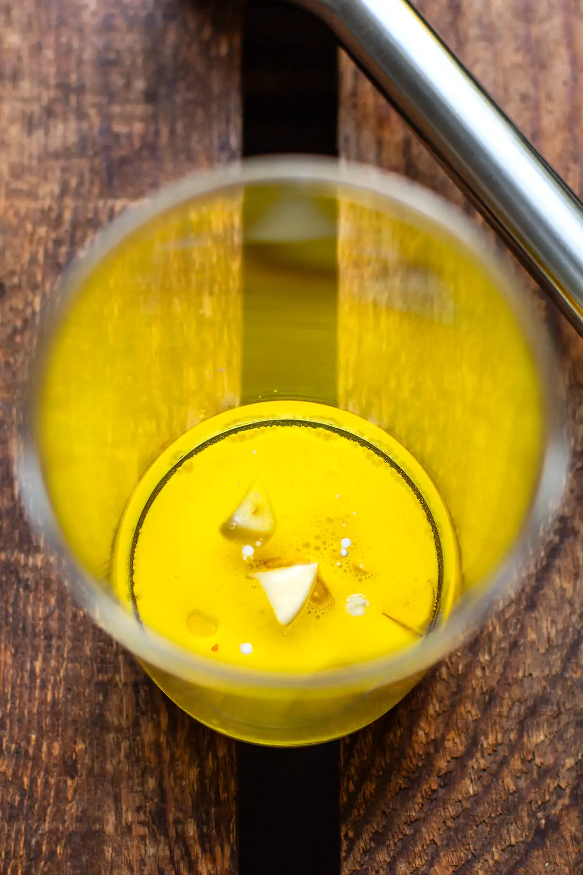 Zutaten für die Aioli ohne Ei in einem hohen Rührgefäß.