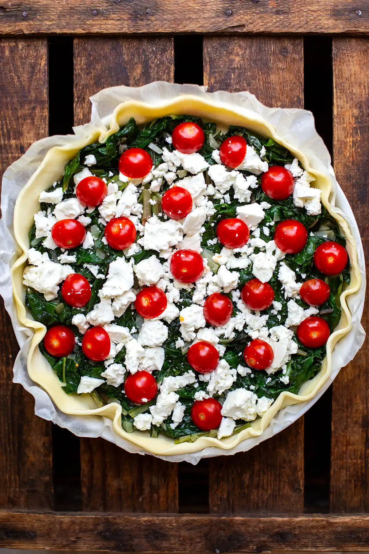 Fertige Mangold-Quiche in der Quiche-Form vor dem Backen.