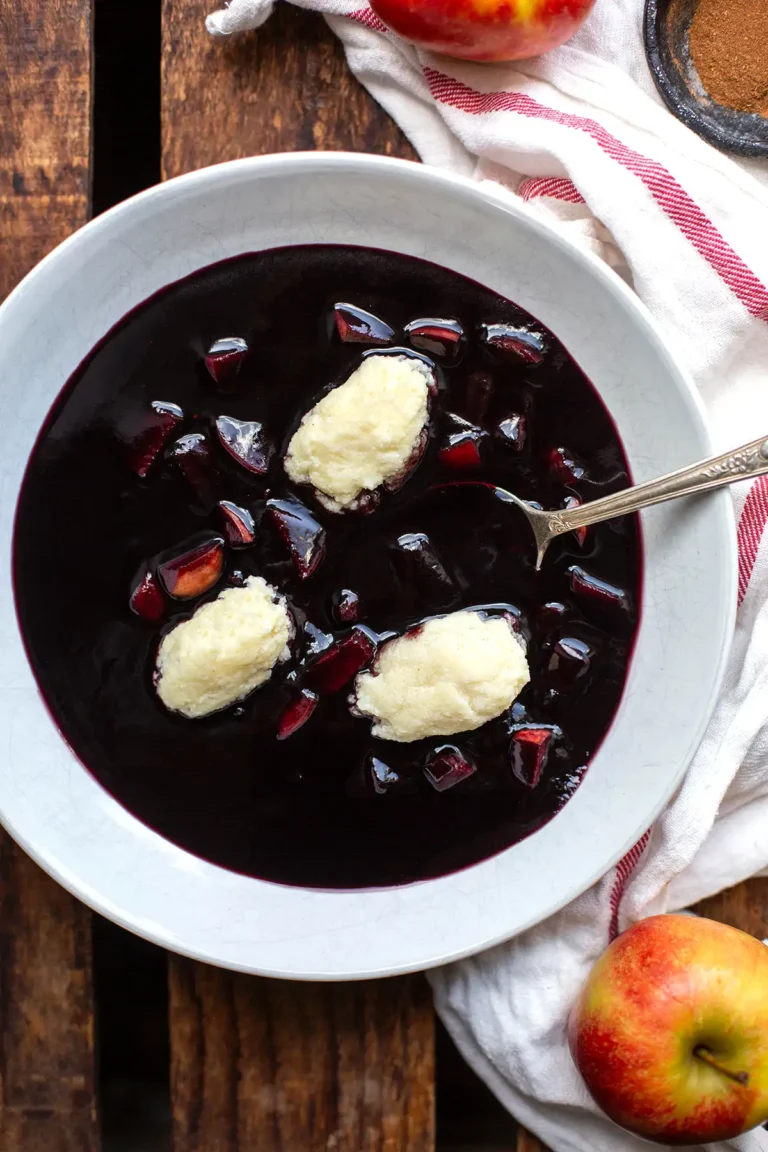 Fliederbeersuppe mit Grießklößchen Rezept